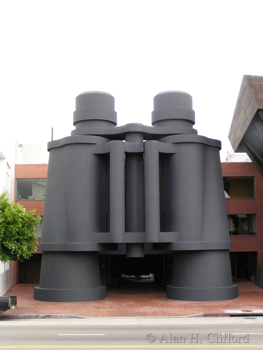 Claes Oldenburg / Coosje van Bruggen&rsquo;s binocular sculpture at Frank Gehry&rsquo;s Chiat-Day building, Main Street, Venice