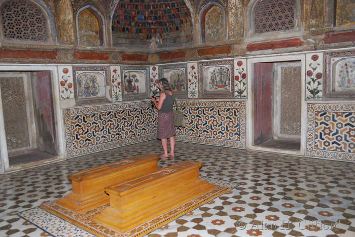 Margaret at Itimad-ud-Daulah&rsquo;s tomb